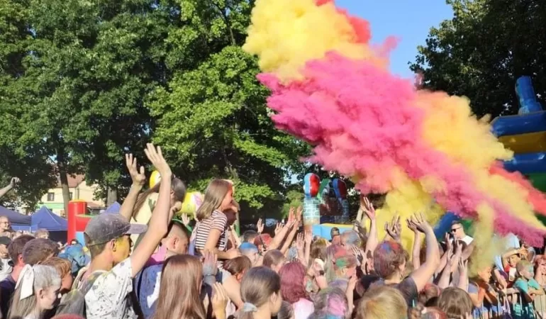 Majowy Festiwal Kolorów na boisku LKS Beskidy