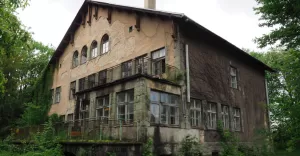 Dawna stanica harcerska w Górkach Wielkich wystawiona na sprzedaż