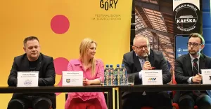 Pociąg do czytania: Filip Springer i specjalne bilety za 1 zł na Festiwal Granatowe Góry