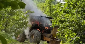 Pożar sprzętu budowlanego bądź zrywkowego w Jaworzu. Ogień wybuchł przy szlaku na Błatnią