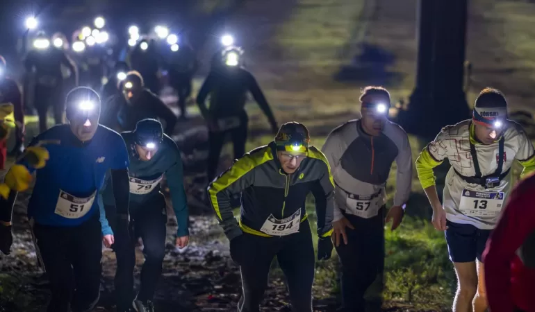 Dębowiec Nocna Pętla powraca. Ruszyły zapisy na nocny bieg i marsz nordic walking